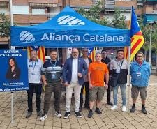 Imatge d'una parada informativa d'Aliança Catalana